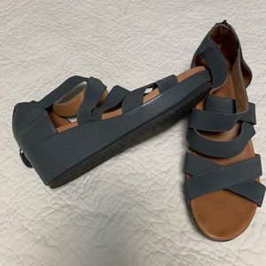 Gentle Souls by Kenneth Cole sandals size 10 blue/gray